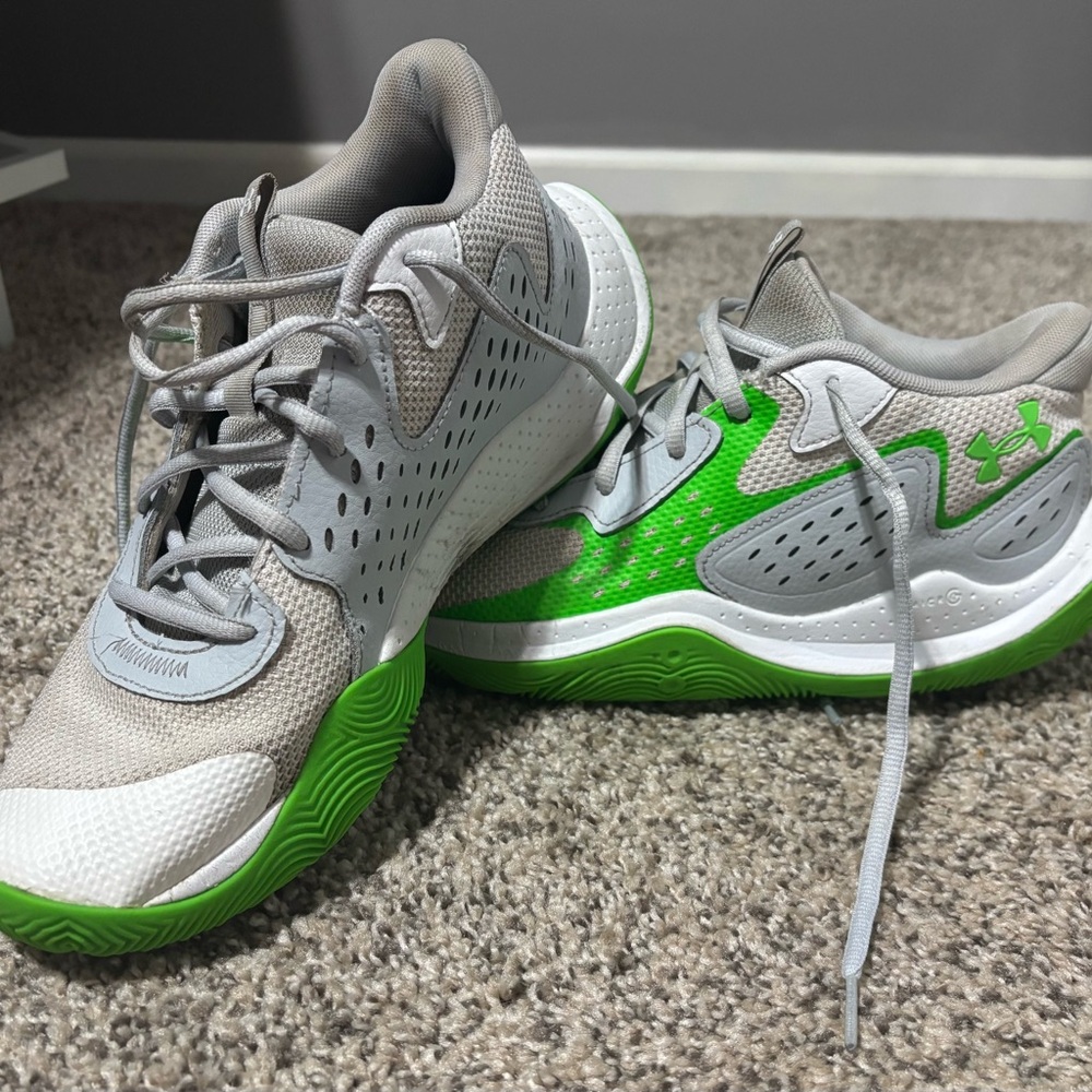 Men’s Under Armour shoes - Size Men’s 8